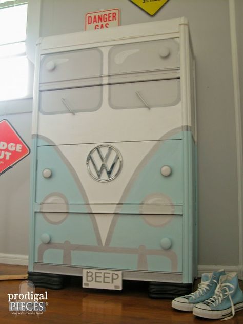 A garage sale freebie Art Deco water dresser gets a sweet Volkswagen Bus makeover: DIY pics and tutorial so you can do it too! Koti Diy, Diy Furniture Cheap, Smart Tiles, Flea Market Flip, Old Dressers, Furniture Makeover Diy, Flipping Furniture, Redo Furniture, Jena