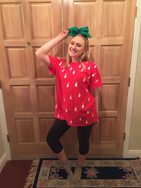 Adult Fruit Costume, Homemade Strawberry Costume, Orange Diy Costume, Adult Strawberry Costume, Easy Food Halloween Costumes, Fruit Costume Women, Tshirt Costume Ideas, Diy Strawberry Costume, Diy Fruit Costume