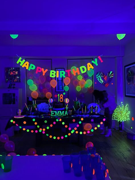 Themes Birthday Party, Diy Birthday Decor, Birthday Party Indoor, Birthday Party Entertainment, Birthday Party Adult, Birthday Party Catering, Glow Theme Party, 14th Birthday Party Ideas, Teenage Birthday Party