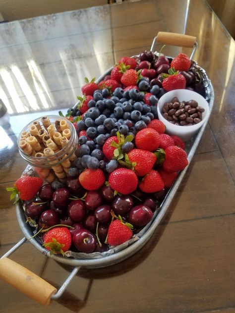 Party Fruit Tray, Chocolate Platter, Party Fruit, Chocolate Covered Raisins, Entertaining Food, Fruit Platter Designs, Xmas Table, Food Appetizers, Party Food Platters