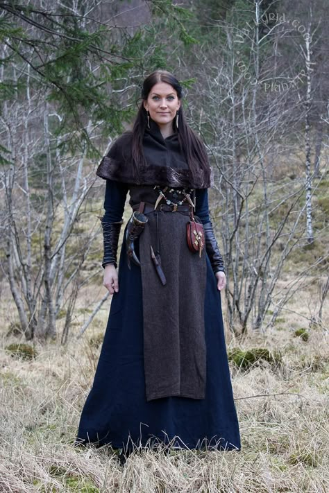 Valkyrja - Sumarmál and the summer blót 🌿 Norse Clothing, Viking Cosplay, Viking Garb, Viking Dress, Viking Costume, Viking Women, Viking Clothing, Linen Tunic Dress, Viking Woman