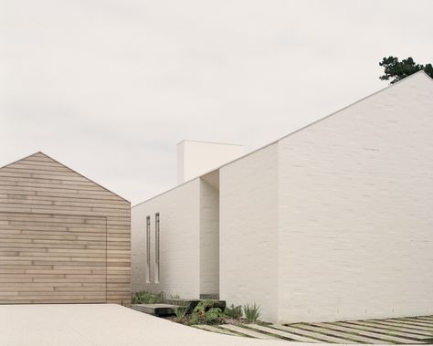 House Tour: Beach House Bliss | MiNDFOOD Minimalist Beach House, Sorrento Beach, Pitched Ceiling, Hall House, Coastal Modern, Minimal Home, White Brick, Luz Natural, Brickwork