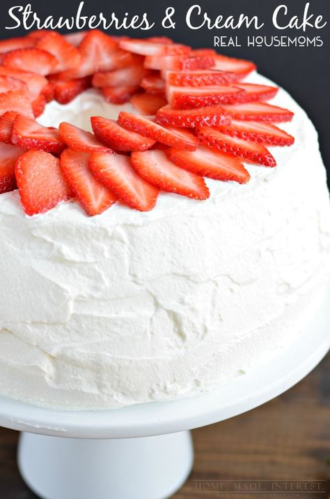 This light and fluffy angel food cake is filled with delicious strawberry cream and frosted with homemade whipped cream. A light and refreshing cake recipe for summer. Refreshing Cake, Strawberry Angel Food Cake, Strawberry Cream Cakes, Dream Whip, Cream Icing, Yoghurt Cake, Angel Cake, Homemade Whipped Cream, Strawberry Cream