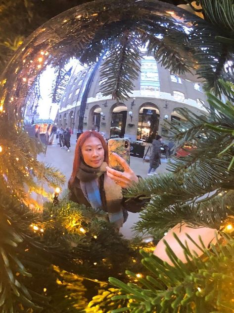 Best Christmas Destinations In The World | Vacation Aesthetic Christmas Selfies Instagram, Christmas Day Pictures Instagram, Poses For Pictures Instagram Christmas, Christmas Pic Ideas Instagram, Christmas Market Pictures Ideas, Christmas Market Instagram Pictures, Christmas Instagram Pictures Aesthetic, Christmas Lights Instagram Pictures, London Christmas Photo Ideas