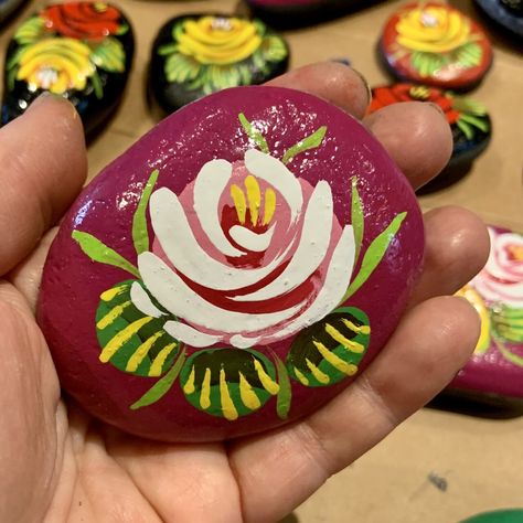 Paint a Canal Rose with me. Sign up to my email list now to learn my step by step process! - Colourful Kat Signs Canal Boat Art, Canal Art, Glass Stencil, Rosemaling Pattern, Sign Inspiration, Traditional Roses, Mini Tutorial, Folk Art Flowers, Boat Art