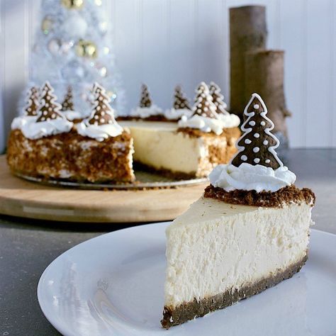 Bring on the holiday season and impress your friends and family with this incredibly delicious Gingerbread Crust Cheesecake. Gingerbread Crust, Gingerbread Cheesecake, Dessert Christmas, Christmas Cheesecake, Cheesecake Dessert, Cookie Crust, Banana Split, Holiday Desserts, Decadent Desserts