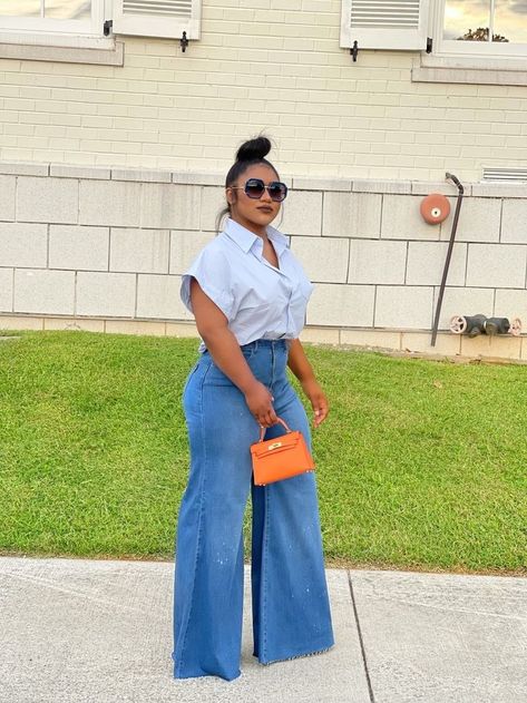 Classic Outfits With Jeans, Casual Day Outfits Classy, Mid Size Outfits Casual Classy, Gen Z Fashion Trends, Denim Shirt Outfits, Extra Wide Leg Pants, Wide Leg Jeans Outfit, Denim Outfits, Camisa Jeans