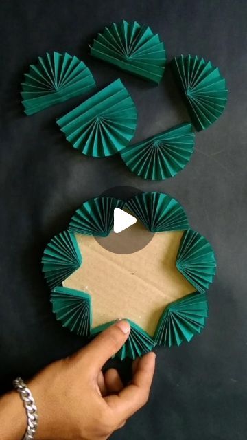 Paper Flower Wall Hanging Ideas, Wall Decoration Paper Craft, Paper Weaving Wall Art, Craft Paper Flowers Diy, Flower Crafts With Paper, Cute Wall Hangings Diy, Crafts By Paper, Diy Crafts Wall Hangings, How To Make Wall Hanging With Paper