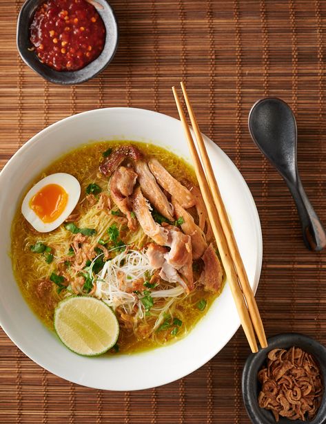 Soto Ayam Recipe, Spicy Soup Recipes, Indonesian Chicken, Sup Ayam, Soto Ayam, Lime Leaves, Spicy Soup, Homemade Noodles, Indonesian Cuisine