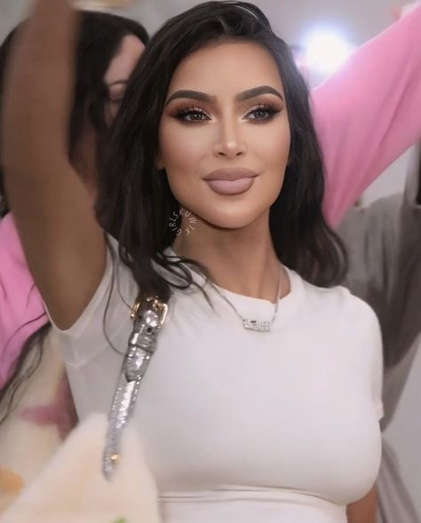 Kim Kardashian Face Shape, Kim K Eye Makeup, Kim K Nails, Kim K Makeup Looks, Kim Kardashian Jewelry, Kim Kardashian Smokey Eye, Kardashian Makeup Looks, Kim K Hair, Kylie Jenner Eye Makeup