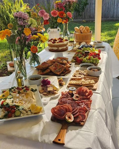 Evening garden dinner with charcuterie board variety Hosting Christmas Party, Garden Party Recipes, Solstice Party, Sommer Mad, Backyard Dinner Party, Birthday At Home, Decorate A Cake, Brunch Food, Birthday Dinner Party