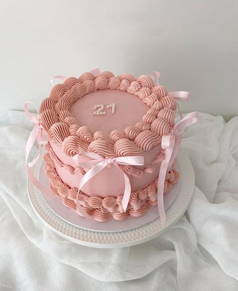 Vintage Birthday Cupcakes, Vintage Cake With Bows, Pastel Pink Birthday Theme, Birthday Cake With Bows, Bow Cake Design, Trending Birthday Cakes, Pink Round Cake, Pink Ribbon Cake, Bow Birthday Cake