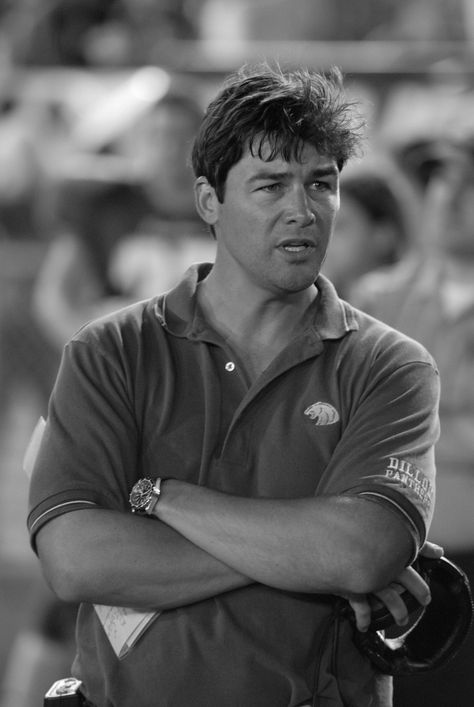 Friday Night Lights Coach Taylor, Kyle Chandler Friday Night Lights, Eric Taylor Friday Night Lights, Coach Taylor Friday Night Lights, Tim Riggins Friday Night Lights, Riggins Friday Night Lights, Friday Night Lights Movie, Fall Boyfriend, Friday Night Lights Quotes