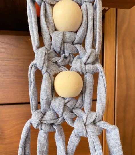 http://www.myfrenchtwist.com/macrame-made-easy/alternating-square-knot-2/ Square Knot, Teething Ring, French Twist, Make Yourself, Macrame Diy, My Favorites, Baby Gift, Make It Simple, Macrame