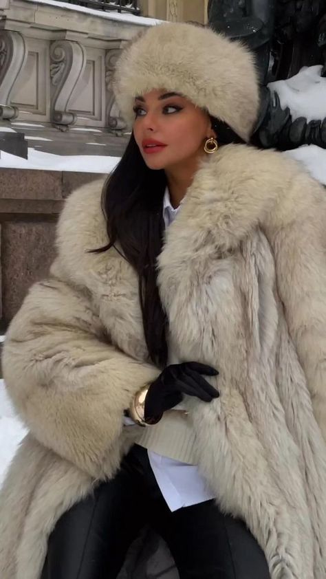 Winter Fashion Outfits For Work, Week Aesthetic, Fashion Week Aesthetic, Fashion Outfits Winter, Fashion Outfits Summer, Fashionable Nails, Fur Coat Outfit, Long Fur Coat, Fur Coat Fashion