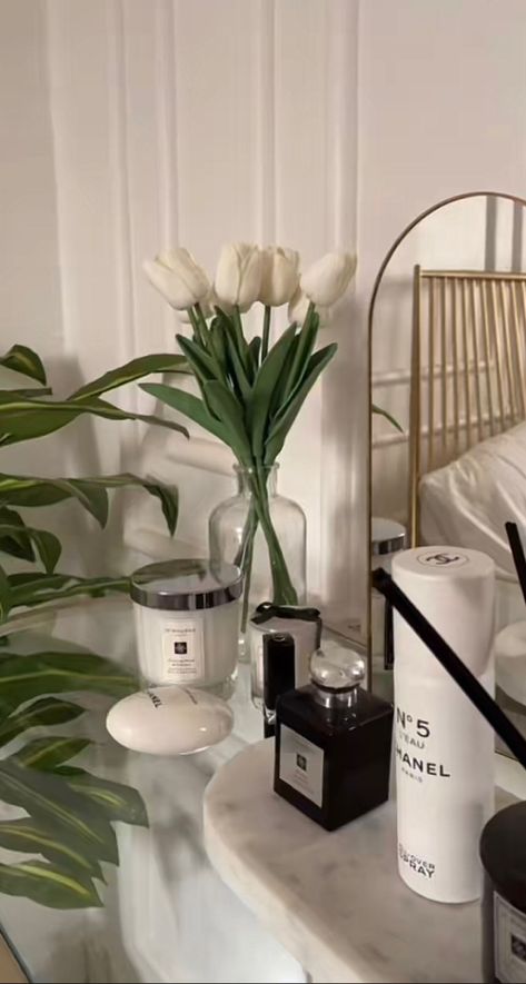 Aesthetic Black Room Decor, Black And Cream Bedroom Aesthetic, Aesthetic Bedroom Black And White, Monochrome Bedroom Aesthetic, Sucess Aesthetic Girl, Black And White Bedroom Ideas Luxury, White Room Decor Aesthetic, Minimalist Bedroom Black And White, Bedroom Aesthetic Black And White