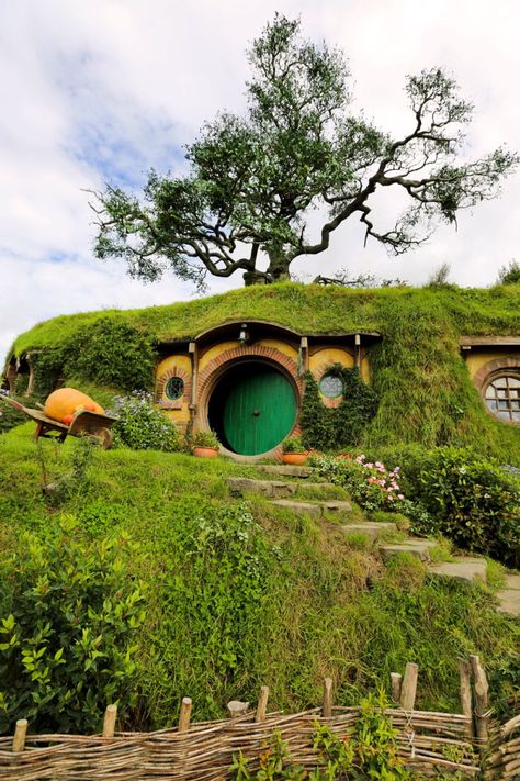 Hobbiton in Matamata New Zealand may very well be one of the most magical places on earth. It was the real set for the Lord of the Ring movies–perfectly...#LOTR #Hobbiton #NewZealand Middle Earth Wedding, Magical Places On Earth, Lord Of The Ring, Earth Style, Places On Earth, The Shire, Wedding Location, Nature Drawing, Custom Bridal