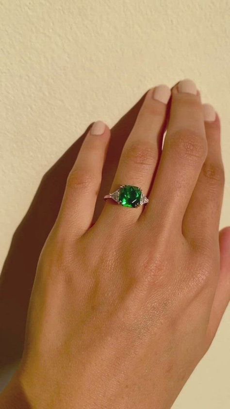 Emerald Ring White Gold, Emerald Ring Silver, Engagement Rings Antique, Engagement Rings Vintage, Seed Pearl Ring, Emerald Ring Vintage, Ring Inspo, Emerald Wedding Rings, Emerald Rings