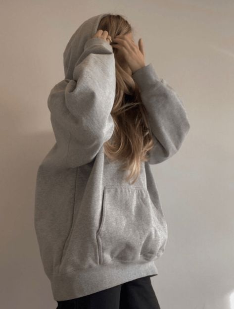 Bf Hoodie Aesthetic, Grey Hoodie Outfit Woman Street Style, Grey Sweatshirt Aesthetic, Grey Hoodie Outfit Korean, Girl In Hoodie Aesthetic, Outfits With Grey Hoodie, Grey Sweatshirt Outfit Aesthetic, University Hoodie Outfit, Grey Jacket Outfit Aesthetic