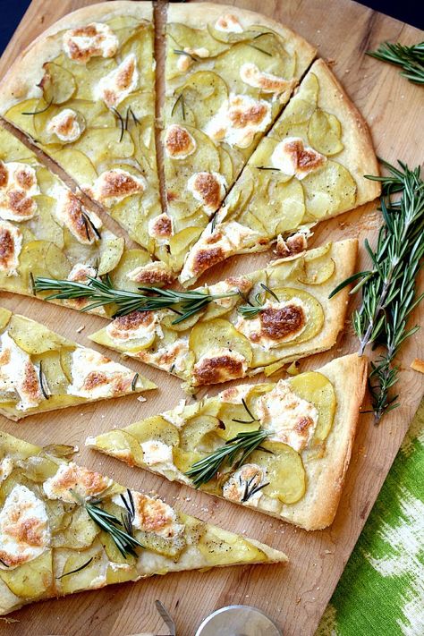 Irish Potato Pizza: A St. Patrick's Day inspired pizza. Simple, fresh and indulgent! Irish Pizza, St Patrick's Day Food, Winter Holiday Recipes, Irish Desserts, Irish Cooking, Irish Potato, Potato Pizza, Irish Recipes Traditional, Irish Potatoes