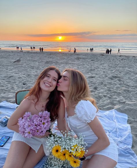 Beach Picnic Aesthetic Friends, Simple Beach Picnic, Beach Birthday Aesthetic, Bff Vacation, Picnic Poses, Picnic Pictures, Bouquet Making, Birthday Picnic, Friend Pics