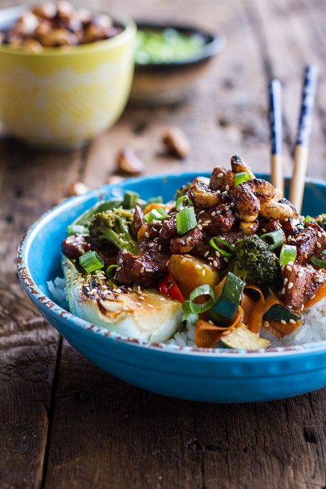 Quick Honey Ginger Pineapple and Summer Veggie Chicken Stir Fry with Caramelized Cashews | halfbakedharvest.com Ginger Pineapple, Wok Recipes, Easy Stir Fry Recipes, Honey Ginger, Ginger Chicken, Summer Meal, Half Baked, Half Baked Harvest, Chicken Stir Fry