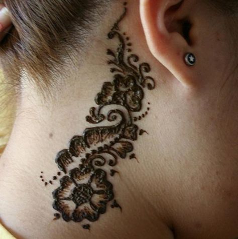 flowers mehendi design for neck Henna Neck, Body Henna, Tattoo Sonne, Henna Paint, Cookie Board, Tato Henna, Henna Ideas, Henna Body Art, Tattoo Henna