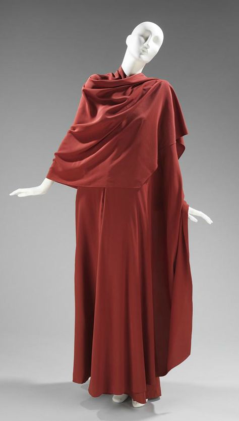 Madame Gres fall-winter 1974-1975  The greek himation, casually draped around and over the shoulders and arm. Madame Gres 1930s, Draping Cloth Reference, Drapped Fashion Dresses, Robes Reference, Fabric Folds Reference, Jersey Draping, Dress Folds, Drapery Dress, Fabric Reference