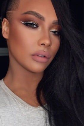 Eyeshadow On Black Women, White Eyeliner Looks, White Liquid Eyeliner, White Eye Makeup, White Eyeliner Makeup, 1000 Faces, Red Eyeliner, White Eyeshadow, White Eyeliner