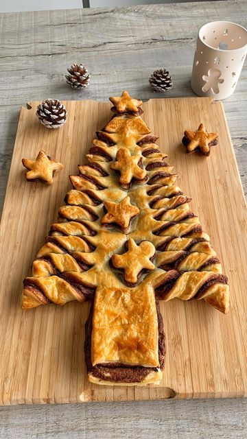 Easy Festive Desserts, Puff Pastry Nutella, Nutella Christmas Tree, Fitwaffle Kitchen, Nutella Christmas, Christmas Tree Baking, Festive Dessert Recipes, Christmas Pastries, Easy Christmas Treats