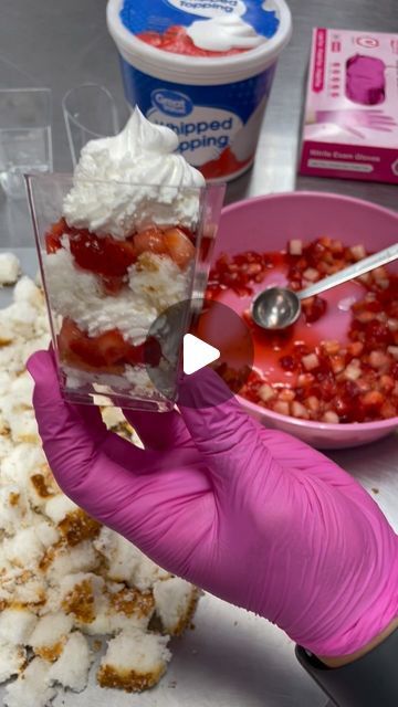 Sweet Tooth Candy Inc. on Instagram: "Message us to get tutorial on how to make this strawberry shortcake in a cup + a link on where to get these beautiful cups, set of 150 pieces - 2 style cups + mini spoons! 🍰  Or if you don’t want to make it and want to order some with us we got you on that too! These are great dessert to sit in a table and easy for your guests to enjoy 🍰  #strawberryshortcake #shortcakecup #dessertcups #dessertcup #bakingtutorial #treatmaking #desserttable #desserts #dessertcatering #strawberrys" Glass Bowl Desserts, Strawberry Shortcake Parfait Cups, Strawberry Shortcake Cups Easy, Treat Table Set Up Ideas, Strawberry Shortcake Dessert Table, Strawberry Shortcake Dessert Cups, Strawberry Shortcake In A Cup, Mini Dessert Cups Recipes, Mini Strawberry Shortcake Cups