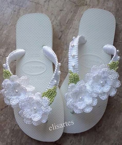 Beautiful - Very classy Crochet Flip Flops, Easy Patterns, Confection Au Crochet, Crochet Boots, Crochet Sandals, Knit Shoes, Crochet Booties, Crochet Socks, Crochet Summer