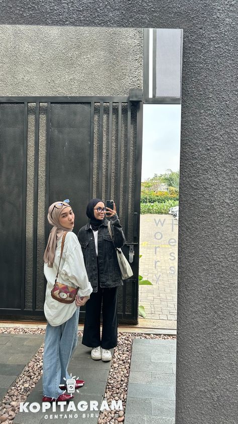 #mirror #ootd #kemeja #denim #jeans #flatshoe #slingbag #oversize #pashmina #hijabootd Mirror Ootd, Kemeja Denim, Denim Jeans, Ootd, Mirror, White