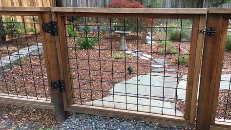 Hog Panel Fencing, Wire Fence Panels, Wire Deck Railing, Hog Wire Fence, Welded Wire Fence, Fence Construction, Diy Garden Fence, Front Fence, Front Yard Fence