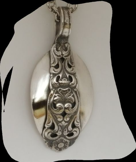 Spoon pedant Vintage Spoon Jewelry, Spoon Jewelry Diy, Silver Spoon Jewelry, Cutlery Art, Silverware Crafts, Fork Jewelry, Flatware Jewelry, Silverware Art, Spoon Necklace