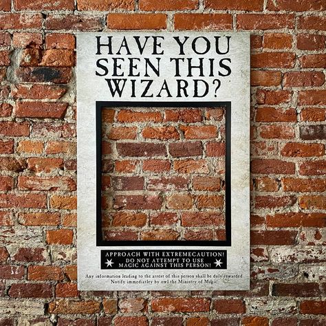 Have You Seen This Wizard Poster, Have You Seen This Wizard Photo Booth, Harry Potter Porch Sign, Have You Seen This Wizard, Harry Potter Halloween Decorations Outdoor, Harry Potter Outdoor Halloween Decor, Harry Potter Halloween Decorations Yard, Diy Harry Potter Decorations, Halloween Photo Booth Ideas