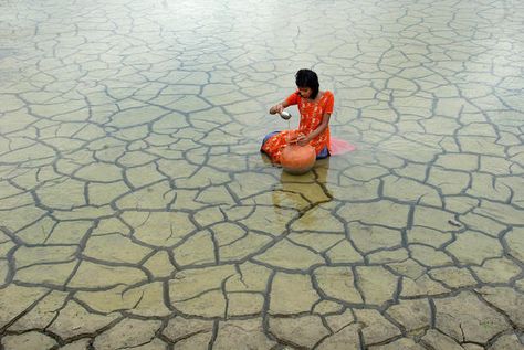 Drinking water crisis - 26 photos of climate change - Pictures - CBS News Rainwater Collection, Extreme Weather Events, Environmental Change, Energy Resources, Rain Water Collection, Tropical Climate, Gardening Advice, We Are The World, Environmental Issues