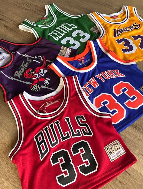 cropped jersey szn😍 #instastreetwear #ootdinspo #womensstreetwear #sneakerhead #streetwear #streetstyle #streetwearstyle #fashioninspo #dailyoutfit #ootdfashion #styleinspiration #stylebyme Cropped Basketball Jersey, Cropped Jersey Outfit, Summer Streetwear Women, Shopping Fits, Basketball Jersey Outfit, Streetwear Jersey, Cropped Jersey, Jersey Fashion, 90s Fits