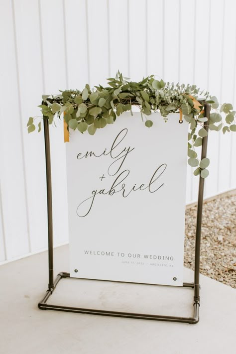 Pvc Welcome Sign Wedding, Pvc Wedding Sign Stand, Diy Hanging Wedding Sign, Pvc Projects Diy Ideas Wedding, Diy Pvc Sign Stand, Diy Poster Stand, Diy Wedding Welcome Sign Stand, Diy Wedding Board Signs, Diy Wedding Sign Stand Pvc