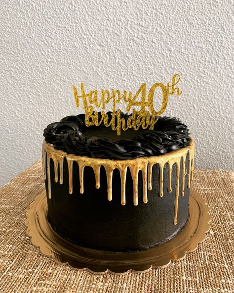 Cake Bottom Borders, Black Gold Cake Ideas, Black And Gold 40th Birthday Cake, Graduation Cake Black And Gold, Simple Black And Gold Cake, Black And Gold Birthday Cake Men, Black And Gold Theme Cake, Black And Gold Cake Design, Black And Gold Cake Birthday For Women