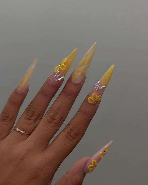 🤍𝐋𝐚𝐬 𝐕𝐞𝐠𝐚𝐬🤍NAILZVAL LLC on Instagram: "🤩 Before and after top coat Lowkey liking stiletto lately 😩💛" Yellow Stilleto Nail, Yellow Nails Stiletto, Stilleto Nail Idea, Yellow Stiletto Nails, Yellow Nails Acrylic, Nails Aesthetics, Acrylic Nails Stiletto, Stilleto Nails Designs, Nails Stiletto