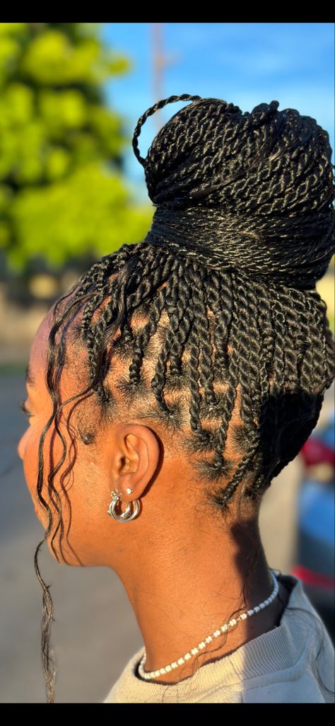 Knotless Twists Medium, Knotless Twists With Curly Ends, Knotless Box Braids Twist, Knotless Twist Braids Small, Short Senegalese Twist With Curly Ends, Short Twist Braids Hairstyles Senegalese, Short Knotless Twist, Knotless Twist With Curls, Small Knotless Twist