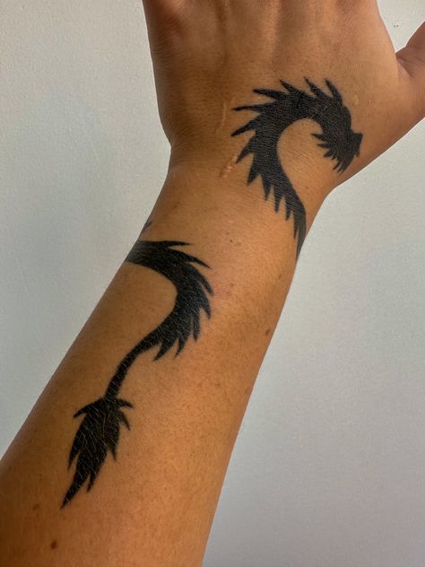 Tattoo Dragon Wrapped Around Wrist Tattoo, Dragon Tattoo Wrist, Wrist Wrap Tattoo, Around Wrist Tattoo, Wrist Tatoo, Wrap Around Wrist Tattoos, Wrap Tattoo, American Dragon, Hand Doodles