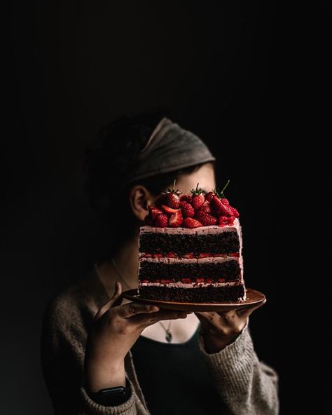 Chef Pictures, Baking Photography, Chocolate Zucchini Cake, Pavlova Recipe, Strawberry Frosting, Dessert Photography, Zucchini Cake, Cake Photography, Food Photography Inspiration