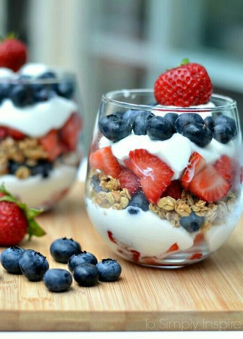 Parfait Yogurt, Breakfast Parfait Recipes, Vanilla Granola, Study Snacks, Sommer Mad, Yogurt Granola, Resep Diet Sehat, Granola Parfait, Fruit Cup