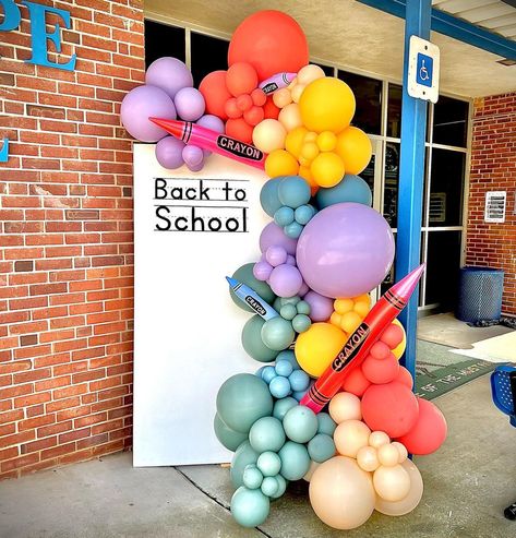 Back to school 🍎 #backtoschool #backtoschoolballoons #backtoschoolsign #charlotteballoons #charlotteevents #charlotteballoonartist… | Instagram First Day Of School Balloon Garland, Back To School Photo Backdrop Ideas, Classroom Balloon Decor, School Open House Photo Backdrop, Back To School Balloon Backdrop, Elementary School Decor, Back To School Party Decor, Back To School Backdrop Ideas, Back To School Decorations For Classroom