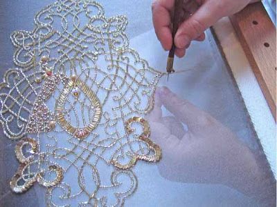 Bordados Tambour, Tambour Beading, Haute Couture Embroidery, Tambour Embroidery, Crazy Quilting, Aari Embroidery, Couture Embroidery, Beading Techniques, Embroidery Inspiration