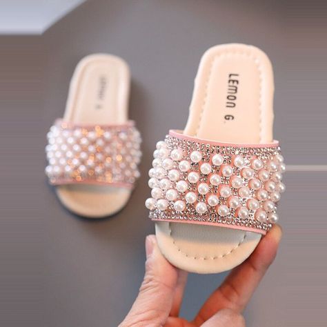 Wear Pearls, Slippers Summer, Beach Swimming, Summer Slippers, Warm Weather Outfits, Princess Girl, Slippers For Girls, Kids Sandals, Beach Shoes