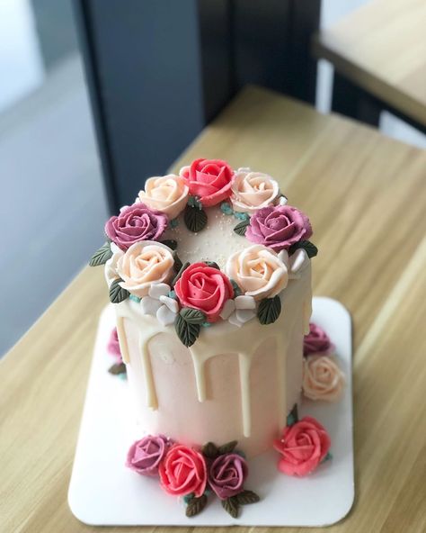 Piping Cake Designs, Roses On Cake, Rose Piping, Piping Cake, How To Pipe Roses, Buttercream Roses, Rose Cake, Cake Board, Cup Cakes