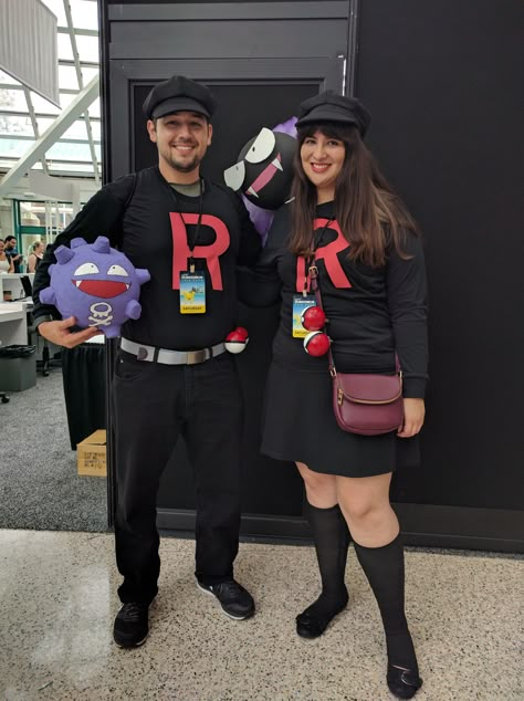 Team Rocket cosplay from 2016. Such a nice couple. Team Rocket Grunt Cosplay, Taupe Booties Outfit, Ash Pokemon Costume, Team Rocket Costume, Rocket Cosplay, Team Rocket Cosplay, Grunge Punk Outfits, Matching Twins Outfits, Ash Costume